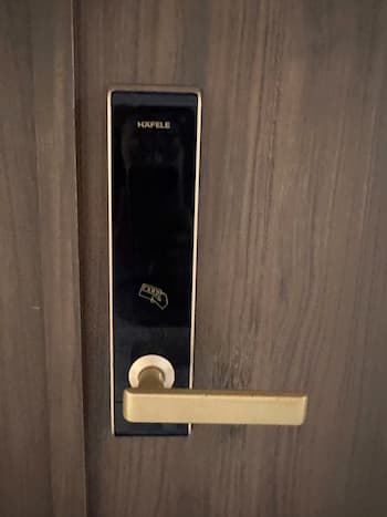 Thợ sửa khóa tại Bến Vân Đồn Quận 4 đang mở khóa cửa chung cư