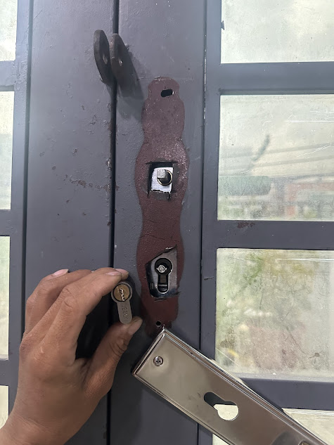 Sửa khóa cửa sắt bị gãy chìa kẹt trong ổ tại nhà