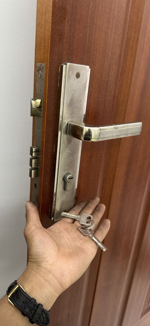 Thợ sửa khóa cửa gỗ, cửa sắt Quận 7 thay ổ khóa tay gạt tại nhà khách hàng