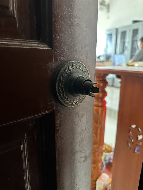 Ổ khóa cửa gỗ bị rớt tay cầm – xoay không mở cửa