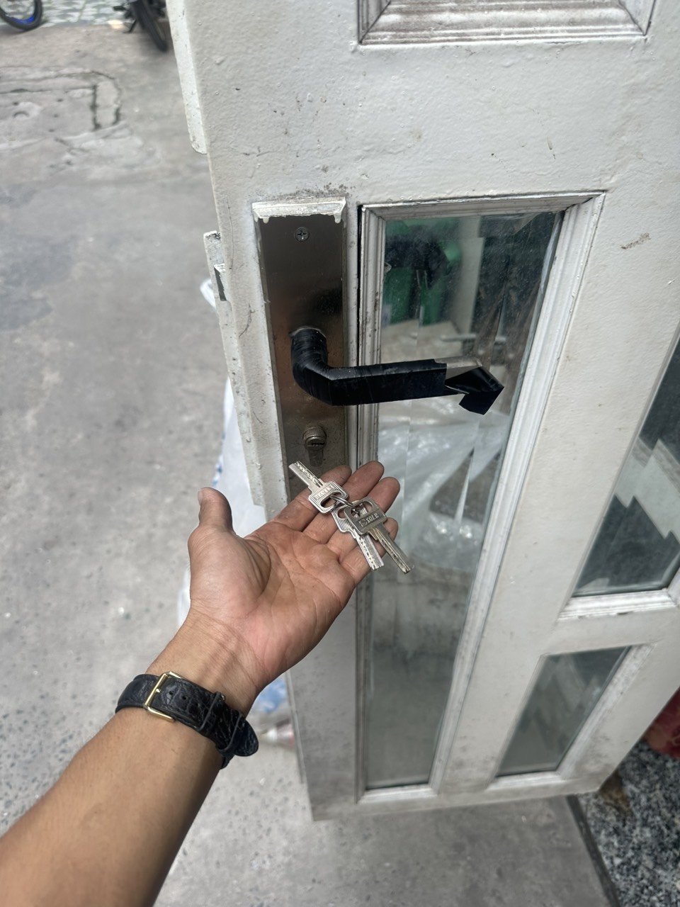 Ổ khóa tay gạt cửa sắt bị gãy – đã xử lý tại nhà