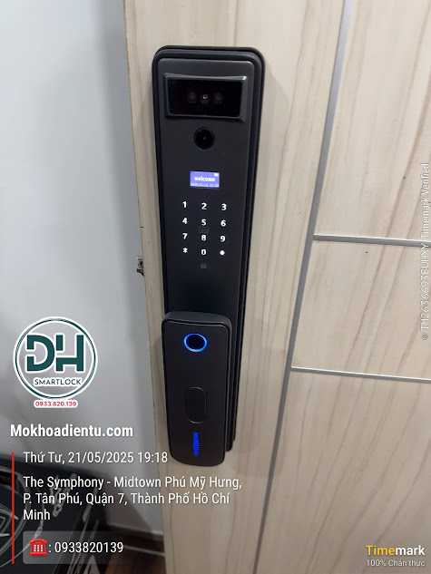 Kỹ thuật viên sửa khóa điện tử tại căn hộ Midtown Phú Mỹ HưngQuận 7