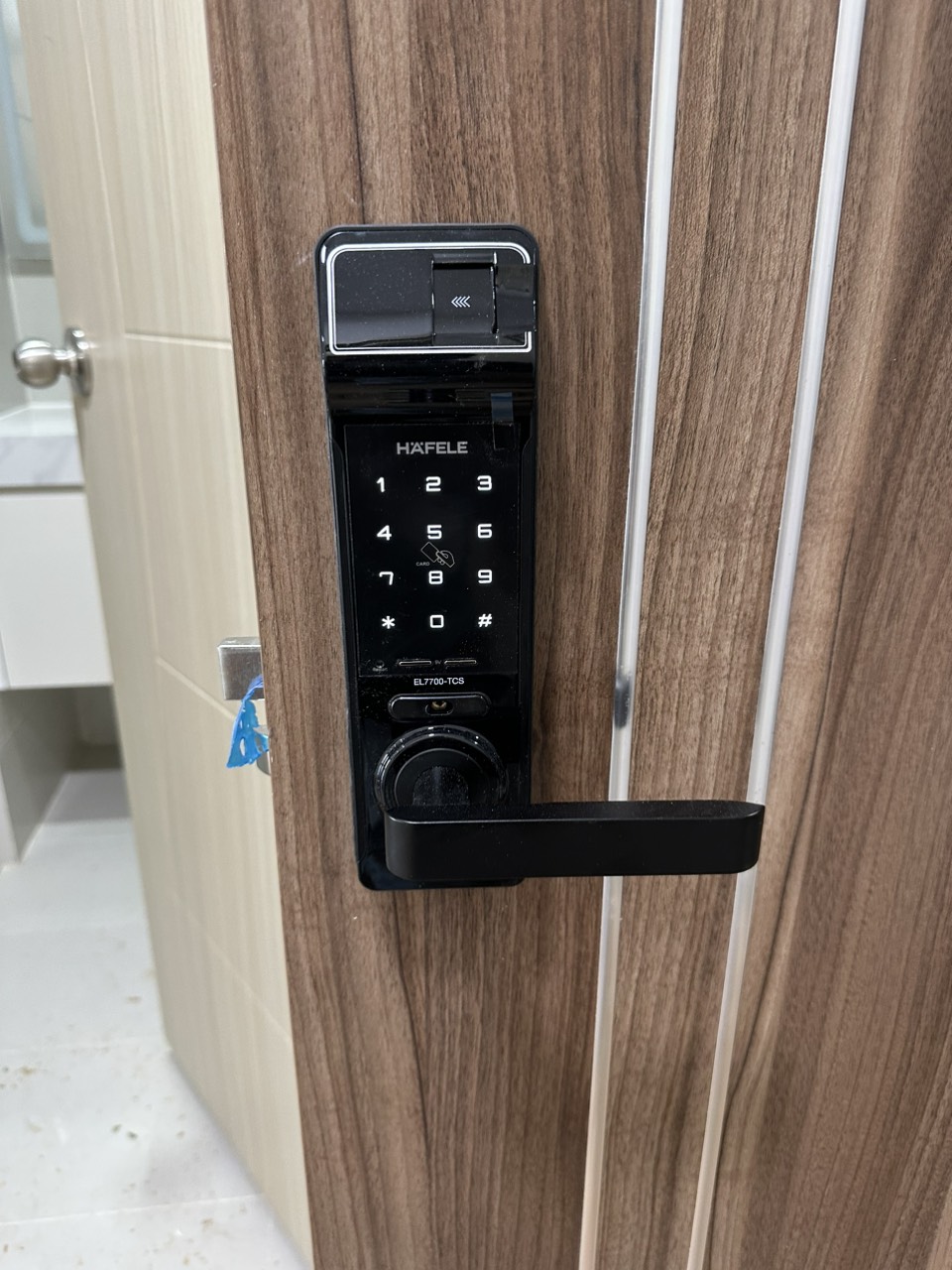 Thợ sửa khóa tại Icon 56 đang xử lý khóa cửa căn hộ