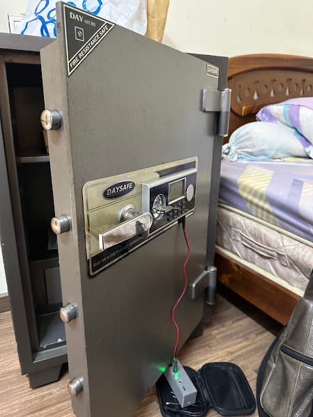 Sửa két sắt, sửa khóa két sắt điện tử Tân Phú – thay pin, sửa mạch tại chỗ