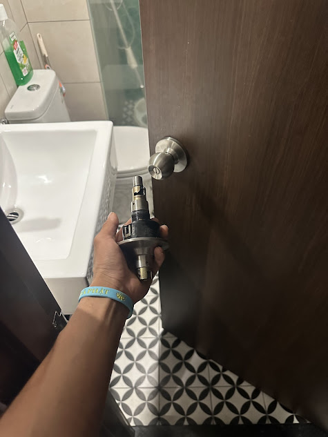 Thợ sửa khóa tại TDH Riverview Bình Chiểu Thủ Đức đang sửa khóa cửa nhanh chóng