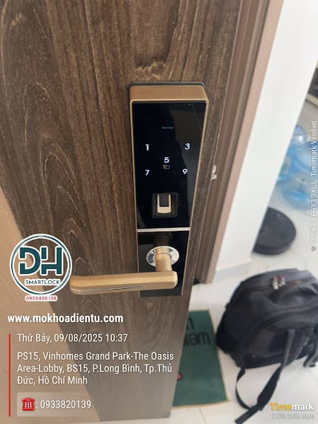 Kỹ thuật viên sửa khóa vân tay điện tử tại căn hộ Vinhomes Grand Park