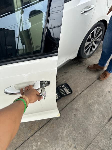 Thợ sửa khóa xe tại nhà TP.HCM xử lý kẹt ổ khóa