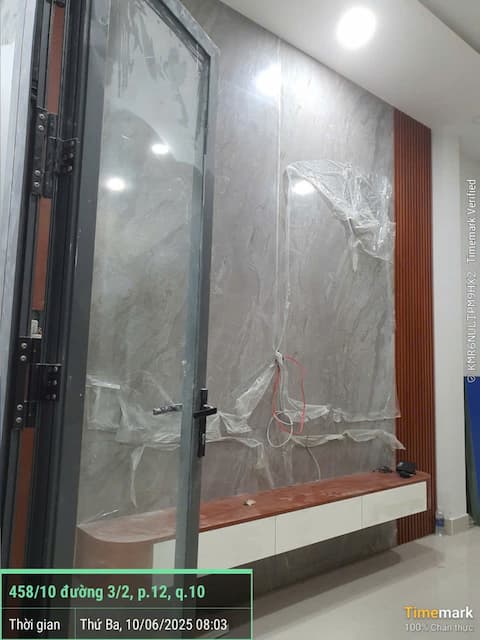 Khóa cơ cũ trên cửa nhôm bị hư tại đường 3/2 Quận 10