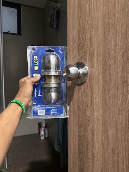Thay ổ khóa cửa gỗ thực tế tại Quận 10