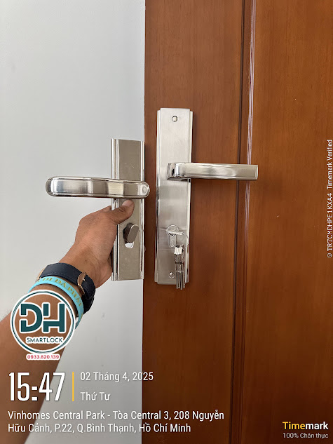 Thay khóa cửa gỗ tay gạt