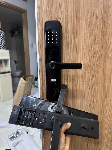 Lắp ổ khóa vân tay mới trên cửa gỗ – không khoan đục