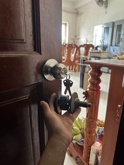 Thợ thay khóa Bình Chánh đang sửa khóa cửa tại KDC Vĩnh Lộc