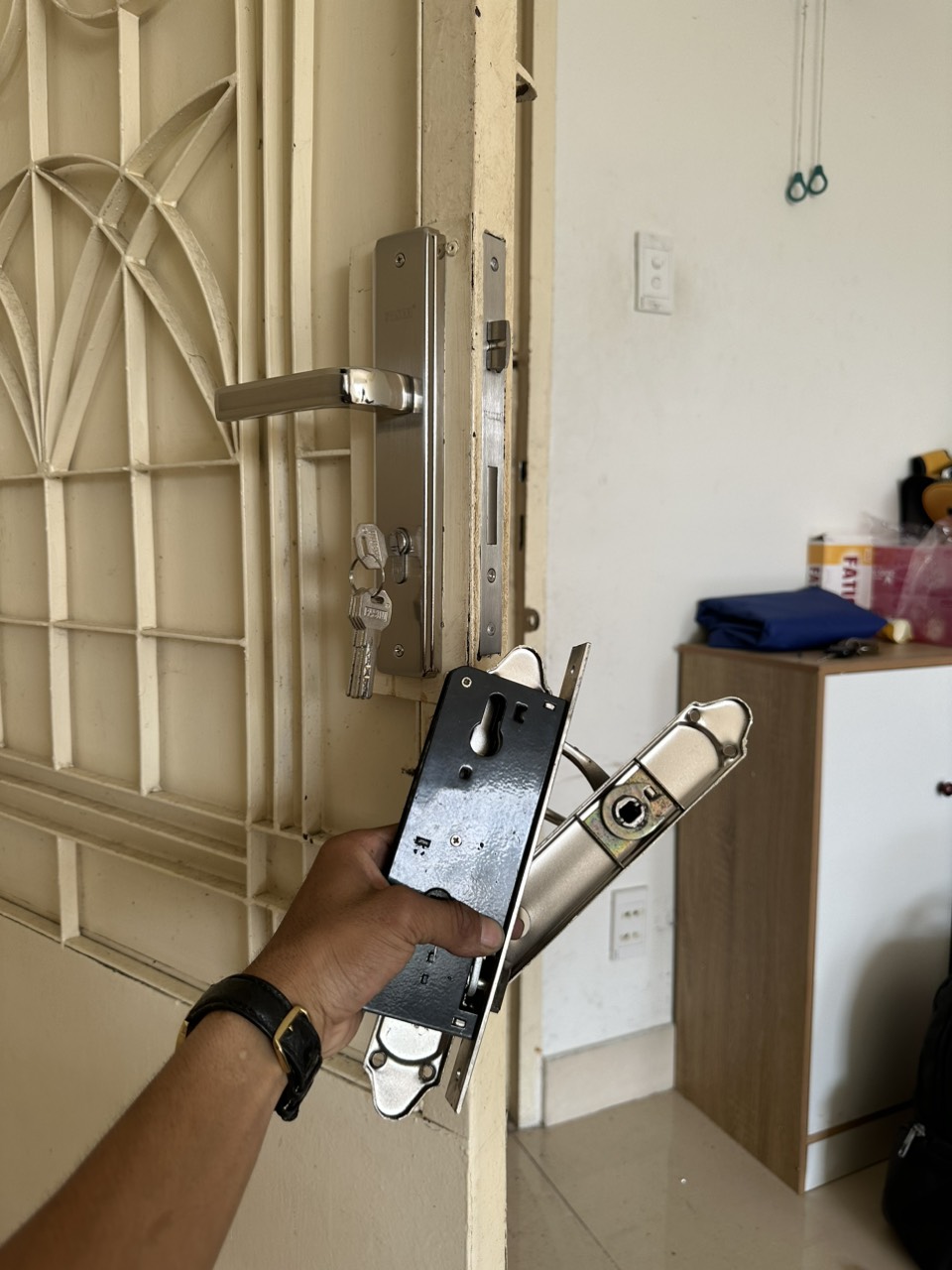 Thay ổ khóa tay gạt cho cửa sắt quận 7