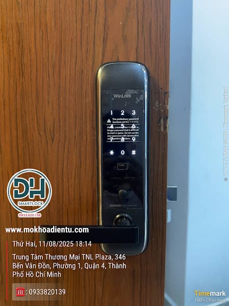 Thay khóa từ cho cửa gỗ căn hộ tại Bến Vân Đồn Quận 4