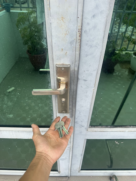Thay lõi khóa mới sau khi bị gãy chìa khóa cửa