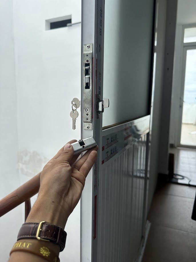Thay ổ khóa cửa nhôm cho nhà ở quận 12