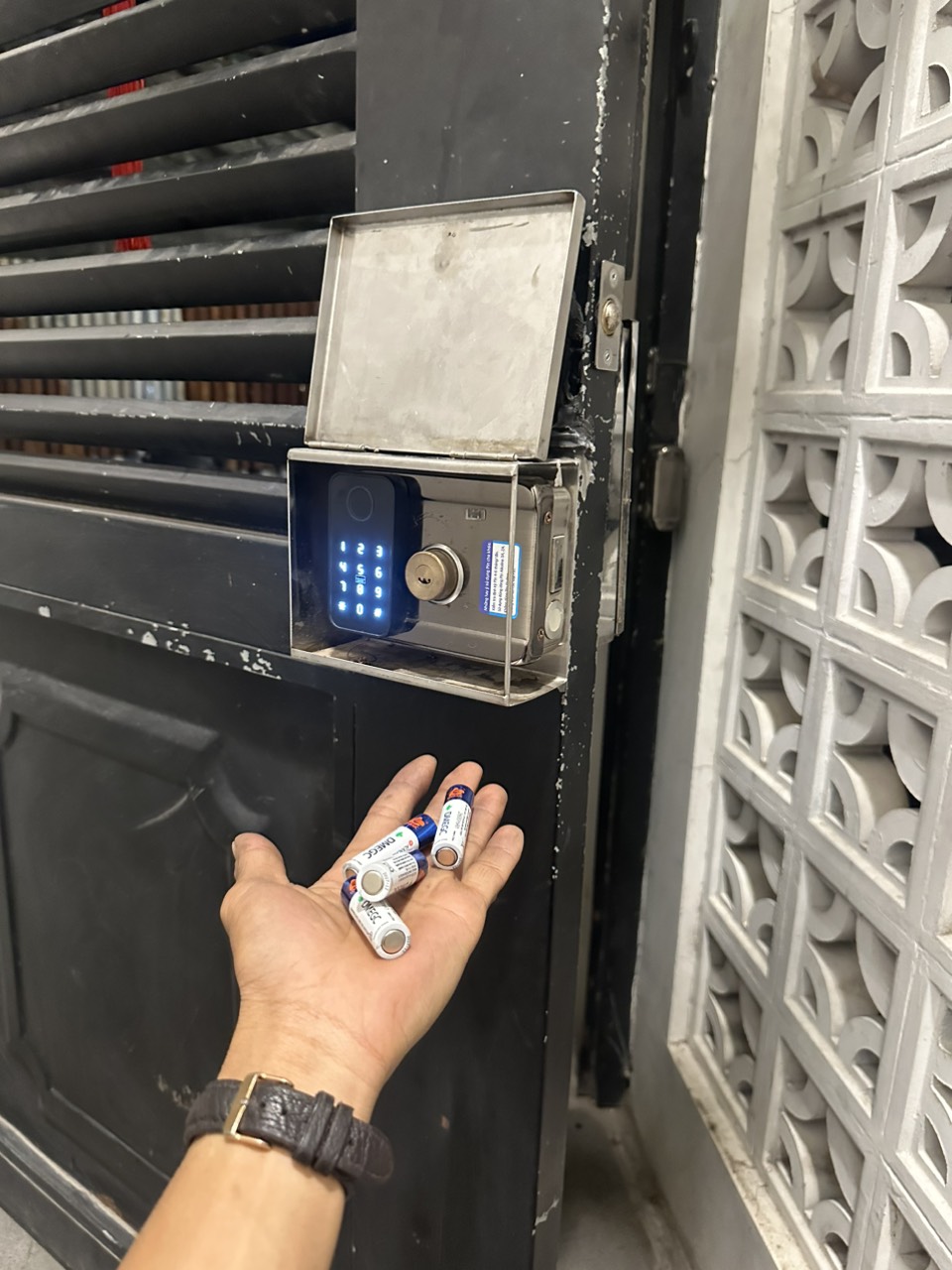 Thợ sửa khóa điện tử Quận 10 đang thay pin khóa 
