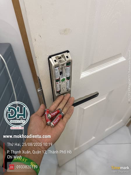 Kỹ thuật viên thay pin khóa vân tay tại nhà khách hàng ở TP.HCM