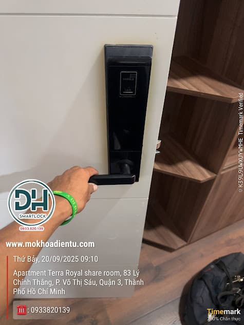 Thợ khóa Quận 3 kiểm tra ổ khóa cửa gỗ tại nhà trước khi xử lý