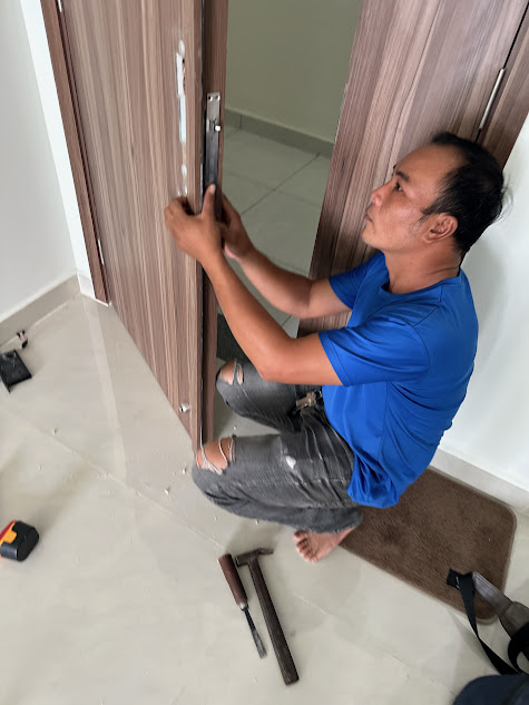 Thợ sửa khóa tại Topaz Elite Tạ Quang Bửu Quận 8 đang mở khóa cửa căn hộ