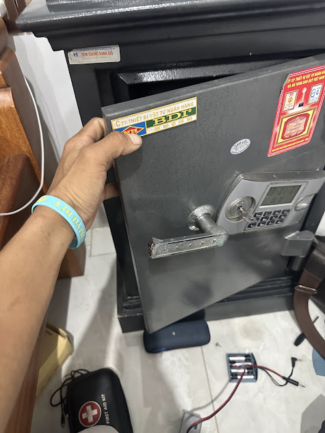 Thợ mở két sắt bị quên mã tại nhà