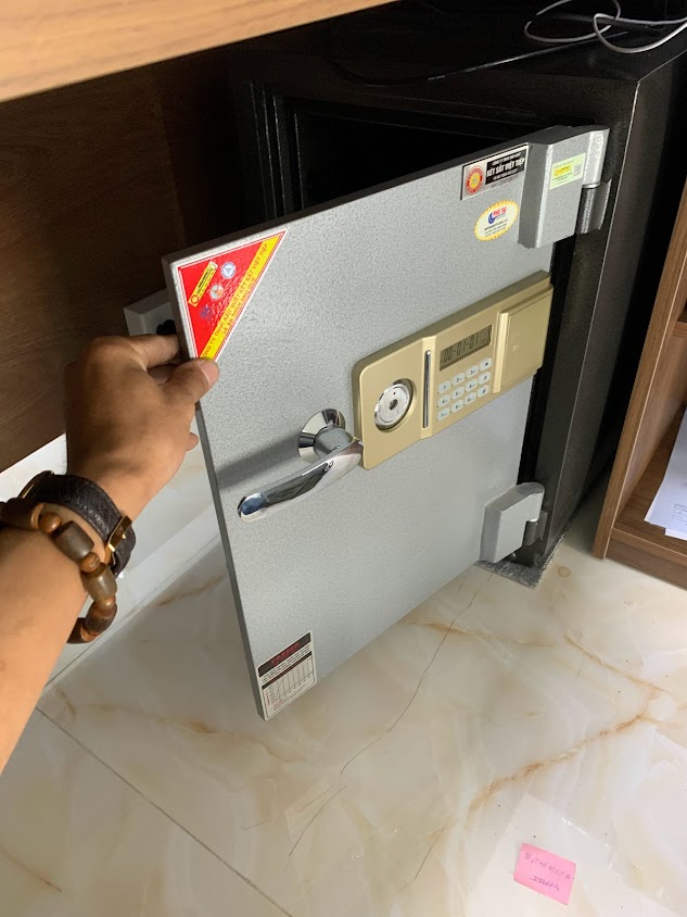 Thợ mở khóa két sắt tại nhà đang xử lý két điện tử bị kẹt tại TP.HCM