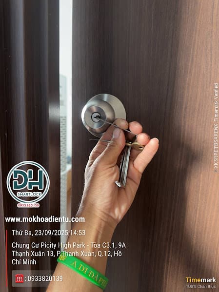 Thợ mở khóa tại Quận 12 đang hỗ trợ khách hàng