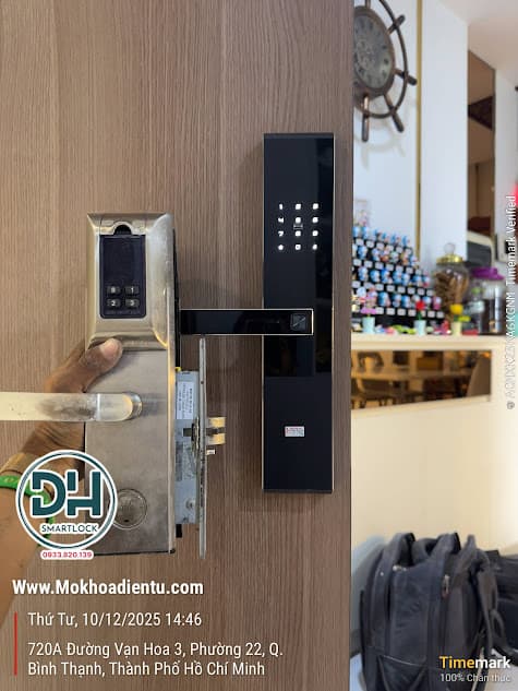 Kỹ thuật viên hoàn thiện và bàn giao ổ khóa tại nhà ở Bình Thạnh