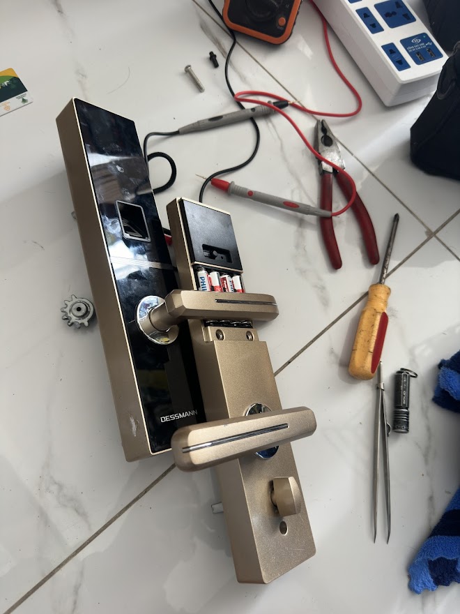 Sửa khóa điện tử TP.HCM, thợ đang thao tác mở khóa bằng thiết bị chuyên dụng.