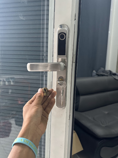 Thợ sửa khóa tại Bến Vân Đồn Quận 4 đang thao tác mở khóa cửa tại chung cư