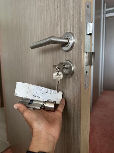 Thợ sửa khóa cửa gỗ tại nhà Quận 5 – xử lý khóa bị kẹt, gãy chìa