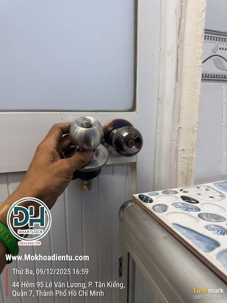 Thợ sửa khóa tại nhà TP.HCM đang xử lý ổ khóa cửa cho khách
