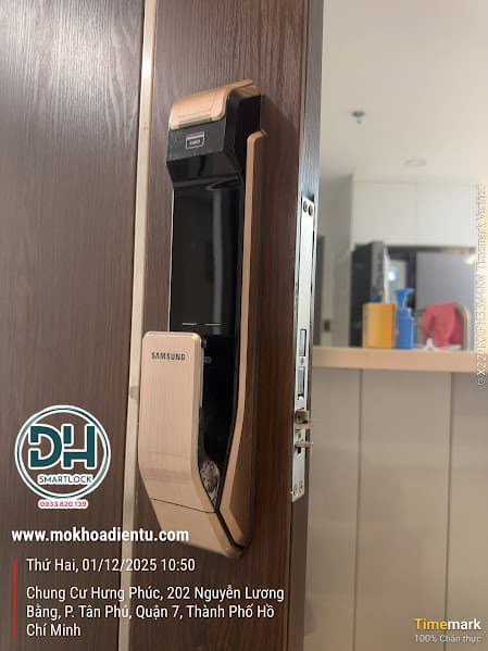 Thợ sửa khóa tại nhà TP.HCM đang xử lý ổ khóa cửa cho khách