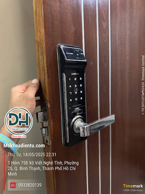 Thợ sửa khóa TP.HCM sử dụng dụng cụ mở khóa chuyên dụng tại nhà khách hàng.