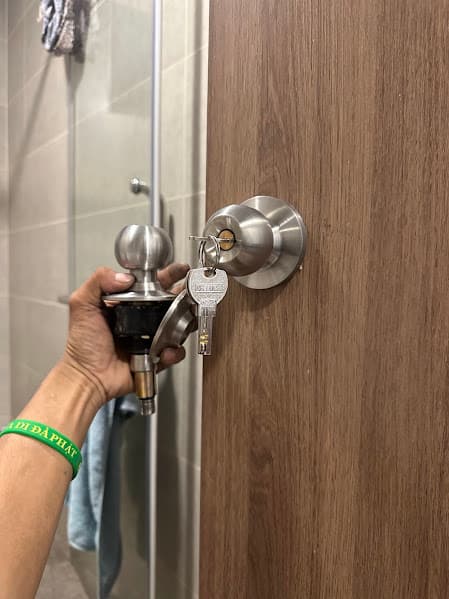 Thợ thay ổ khóa cửa gỗ Quận 8