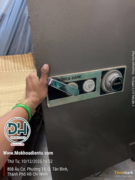 Kỹ thuật viên kiểm tra và xử lý sự cố két sắt tại nhà TP.HCM