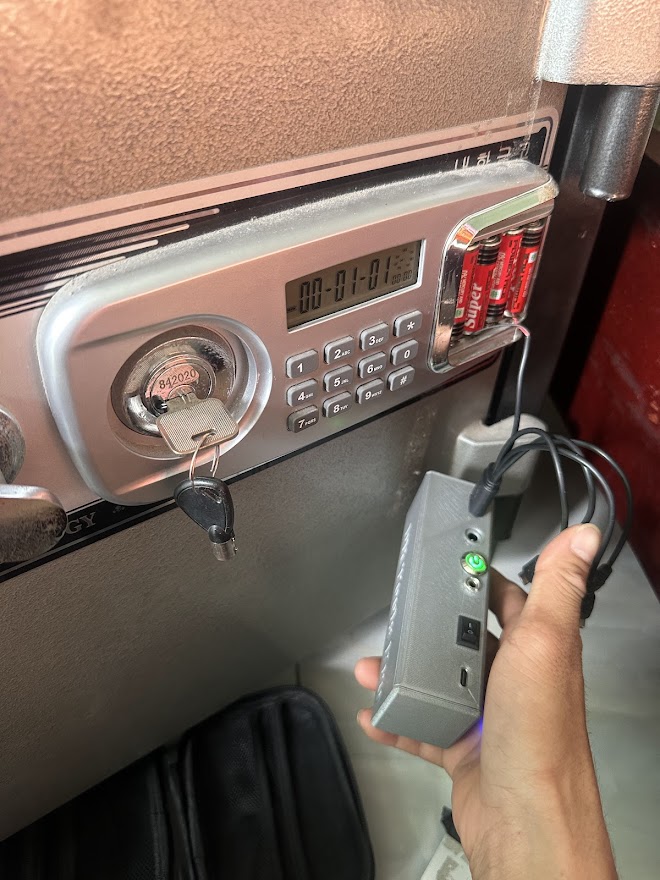 Thiết bị mở két sắt điện tử bằng pin khẩn cấp tại nhà