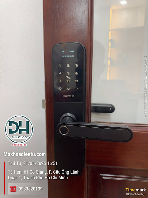 Kỹ thuật viên lắp khóa Hafele DL6100 tại Quận 1