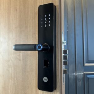 Khóa Cửa Vân Tay Yale YDME100NxT – 100 Vân Tay, 100 Thẻ Từ, 100 Mã Số