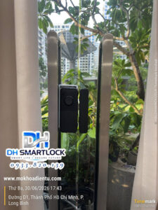Mặt trong khóa cửa vân tay dành cho cửa kính