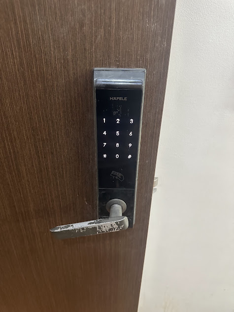 Thợ mở khóa Hafele Quận 7 xử lý lỗi khóa điện tử bị treo máy, không nhận mã số tại nhà khách hàng
