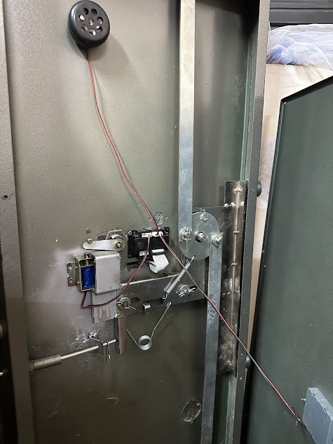 Kỹ thuật viên sửa bo mạch két sắt điện tử tại nhà TP.HCM