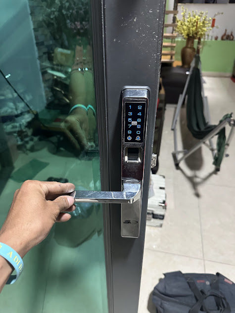 Sửa khóa cửa nhôm xingfa Quận 4 - Xử lý kẹt khóa không khoan đục