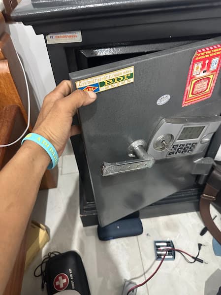 sua-khoa-ket-sat-go-vap Sửa khóa két sắt điện tử tại Quang Trung, Gò Vấp – kiểm tra bo mạch