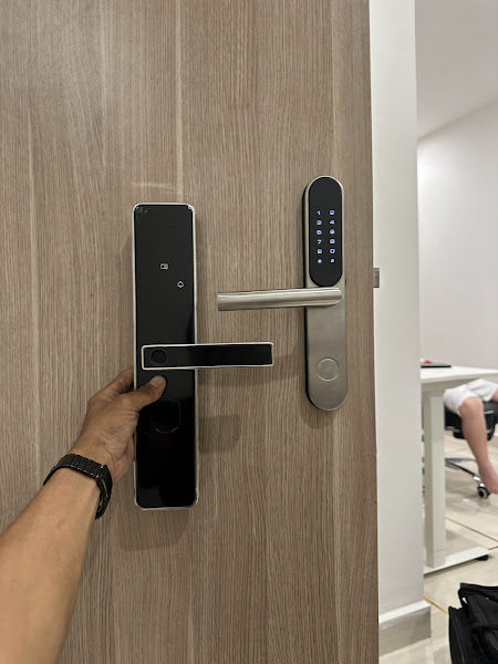 Thay ổ khóa vân tay thông minh cho căn hộ Vinhomes Grand Park Quận 9