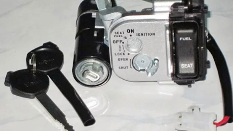 thay-o-khoa-xe-lead-1