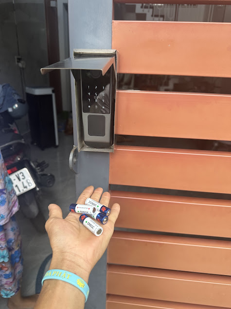 thay-pin-khoa-van-tay-1 Thay pin khóa điện tử tại nhà