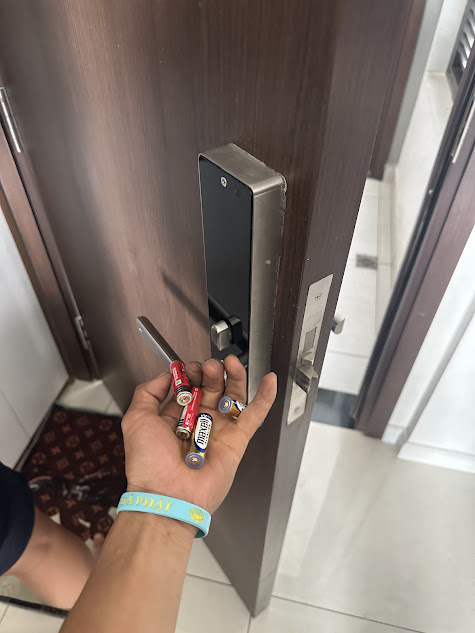 Thay pin khóa điện tử Yale hết pin nhanh