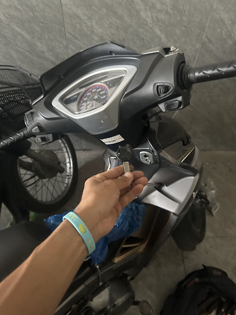 Thợ mở khóa xe máy tại chỗ khi quên chìa trong cốp