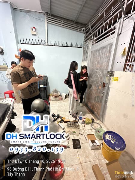Kỹ thuật viên hướng dẫn cài đặt vân tay cho người thuê sau khi lắp khóa phòng trọ tại Tây Thạnh.